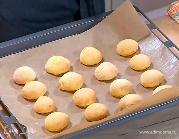 Выпекать печенье в разогретой духовке 10 минут.