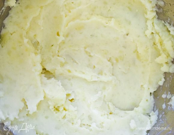 Приготовить пюре. Отварить в течении 30 минут 10 крупных картофелин. Добавить 100 мл молока, 50 г сливочного масла и куриное яйцо, все взбиваем блендером или толкушкой для пюре.