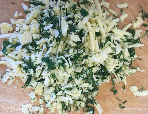Натираем сыр на крупной терке и добавляем порезанный укроп. Все перемешиваем.