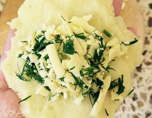 Делаем своеобразный блинчик, в середину кладем начинку из сыра с зеленью и заворачиваем со всех сторон.