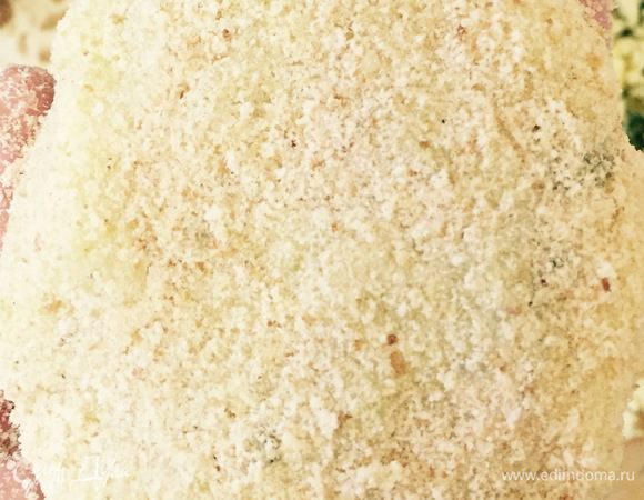 Растапливаем сливочное масло на сковороде. Обваливаем со всех сторон в панировочных сухарях и обжариваем на среднем огне по 2 минуты с каждой стороны. Приятного аппетита!