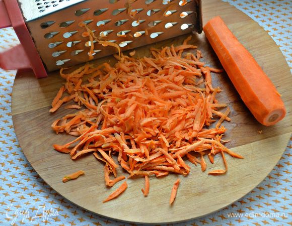 Морковь почистите и натрите на крупной терке.