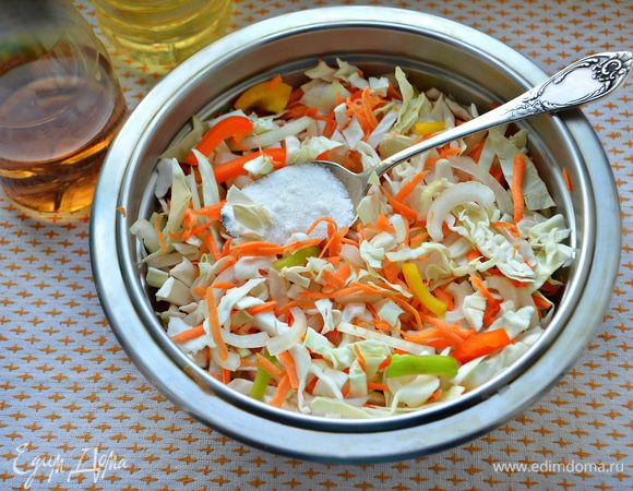 Перемешайте капусту, лук, перец, морковь в большой миске. Добавьте, соль, сахар, уксус, растительное масло и тщательно перемешайте. Лучше это сделать  руками.   Переложите капусту по банкам, накройте крышкой и оставьте при комнатной температуре на 2-3 дня. Затем уберите в холодильник. 