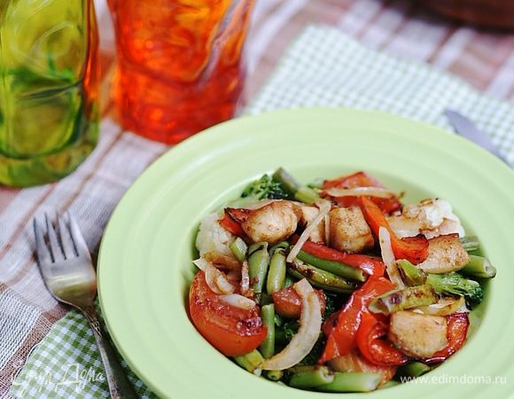 Перед подачей аккуратно перемешать овощи и курицу, слегка посолить и полить бальзамическим уксусом. Приятного аппетита!