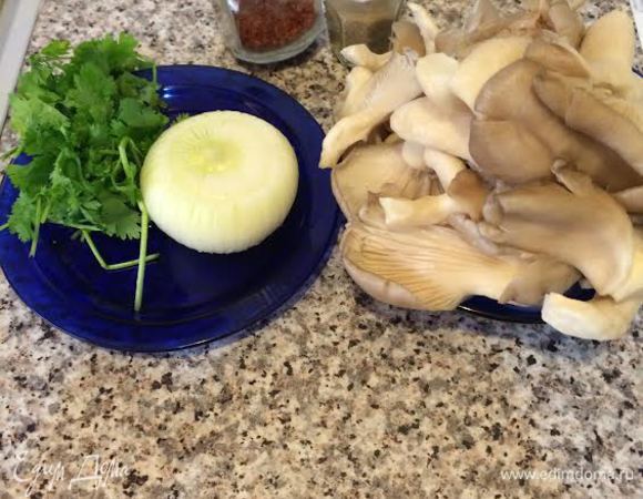 Свежие грибы отварить в кипящей подсоленной воде минут 5-6. Откинуть на дуршлаг и дать воде стечь.
