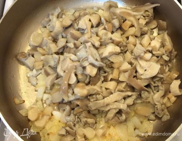 Лук крупно нарезать и потушить до золотистого цвета. Грибы мелко нарезать и добавить к луку, тушить минут 15-20 пока не выпарится жидкость.