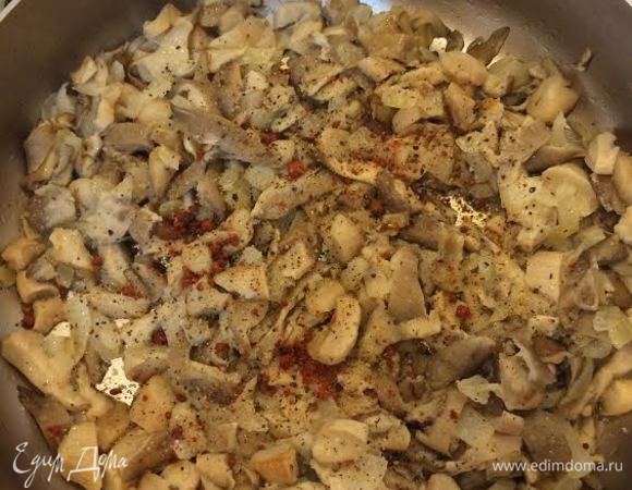 Нам понадобится сухая аджика, я не смогла найти ее в списке. К грибам добавить сванскую соль, сухую аджику и черный перец, перемешать.