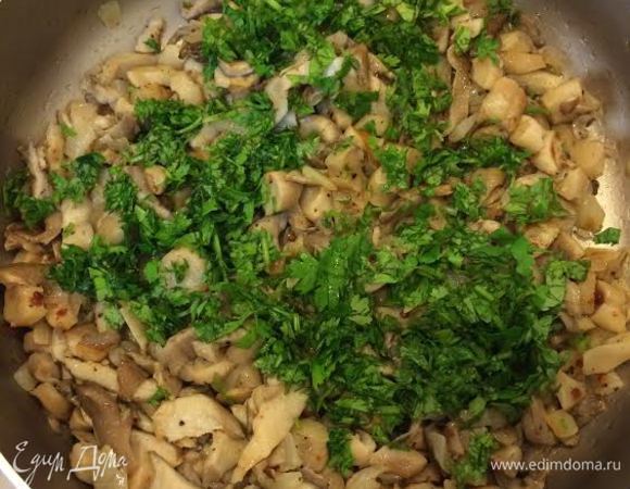 Посыпать кинзой и перемешать.