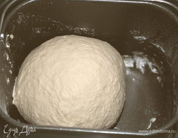 Смешиваем закваску на пике активности с водой, загружаем ее в ХП. Добавляем сахар, соль, растопленное, но не горячее масло. Взвешиваем муку, но всю сразу не сыпем, т.к. ее может уйти меньше или больше. Включаем ХП на программу тесто. После окончания программы (у меня она 1,5 ч.), оставляем тесто в покое на 1-2 часа.