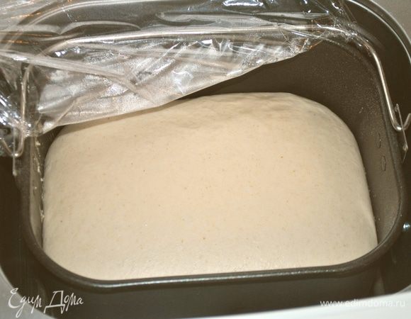 После этого накроем ведерко ХП или миску, если вы замешивали тесто руками, пищевой пленкой и поставим на 9 часов в холодильник (для созревания).
