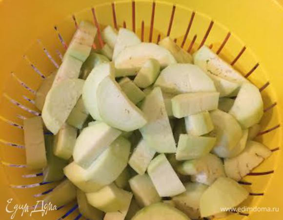 Баклажаны крупно нарезать, посыпать крупной солью и оставить на 30 минут.