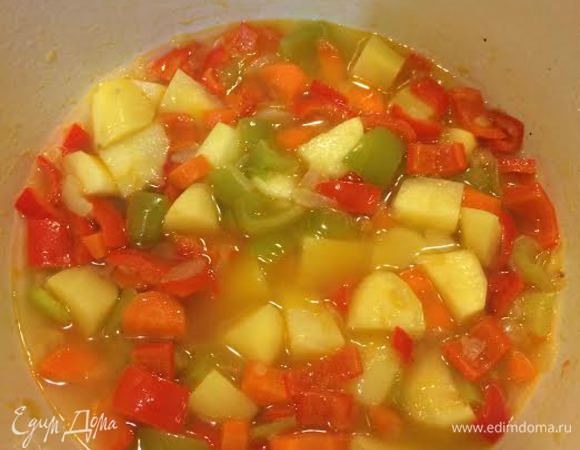 Пока жарятся баклажаны, займемся овощами. Потушим лук до золотистого цвета, потом добавим болгарский и морковь, потушим минуты 2-3. Затем добавим картофель и немного горячей воды, накрываем крышкой и варим до полуготовности картофеля.