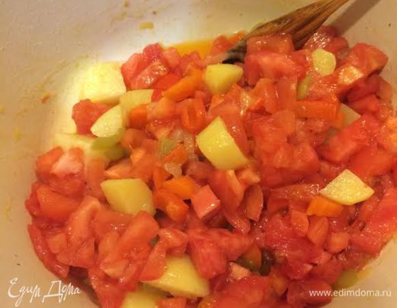 Помидоры мелко режим и отправляем к овощам. Тушим минуты 3-4.