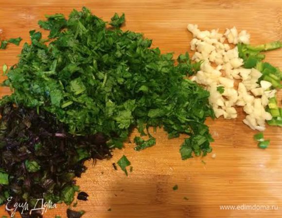 Чеснок, зелень и острый перец мелко порубить.