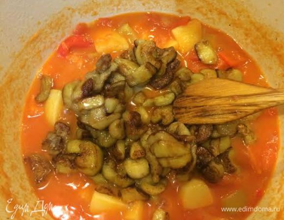 К овощам добавить баклажаны и перемешать...