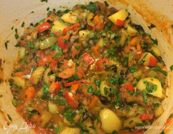 Затем зелень, чеснок, острый перец и соль. Перемешать, потушить 2-3 минуты.