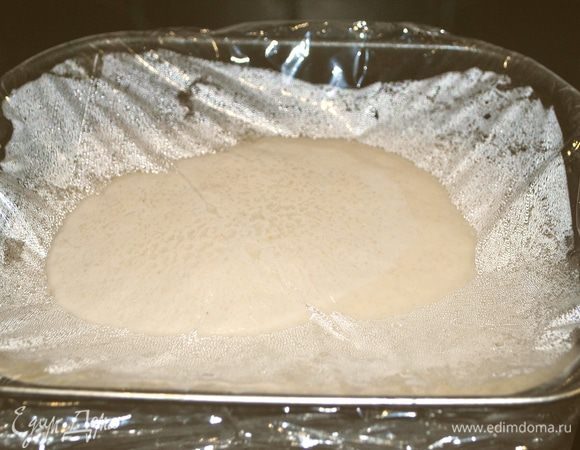 Так тесто выглядело, когда я только достала его из холодильника. Даем ему часок, другой на акклиматизацию.