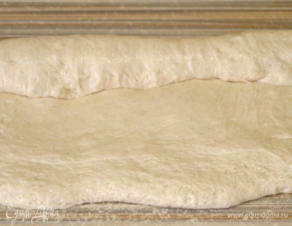 Подошедшее тесто разделим на две-три части. Растягиваем в прямоугольник. Начинаем закручивать тесто, защипывая каждый виток.

