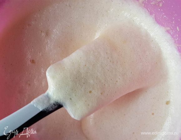 Затем ванилин, разрыхлитель и просеянную муку. Слегка взбить. Вмешать белки в желтковую массу. Выпекать при 180°С около 1 часа. Диаметр моей формы 21 см.