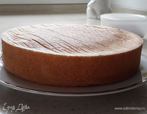 Остудить бисквит. Поставить в холод минимум на 30 минут. Так будет легкче резать.  