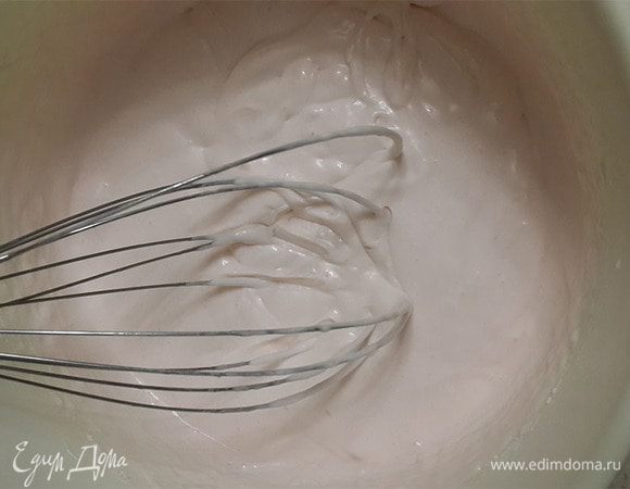 Взбить крем. Для это взбить сметану с пудрой на средней скорости минут 5. Добавить столовую ложку лимонной цедры и сок лимона. Крем загустеет от сока. Добавить краситель. Взбить немного до однородности.