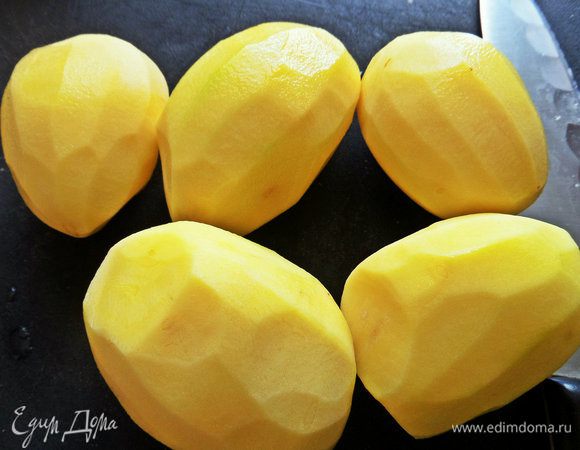 Картофель чистим, если не молодой.