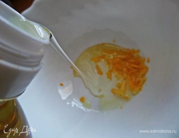 Пока готовим заправку. Натираем цедру и наливаем в нее масло любое растительное.