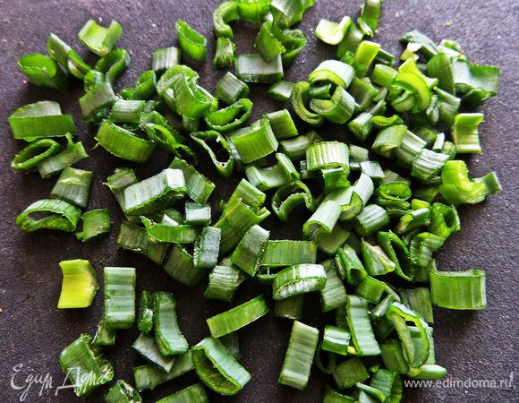 Зеленый лук измельчаем.