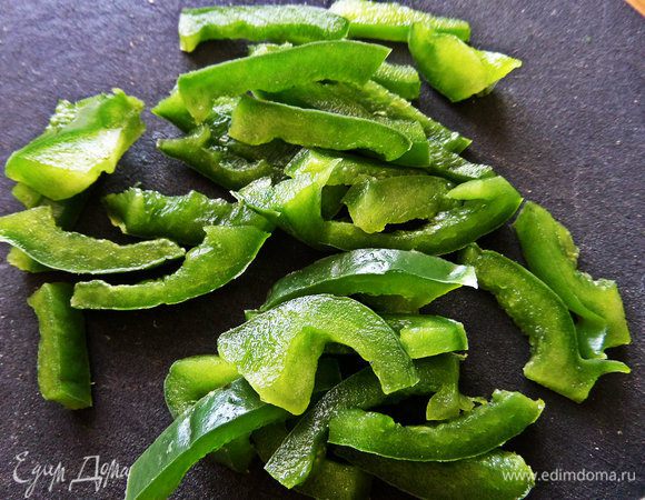 Еще захотелось добавить зеленой паприки, она тут в тему! Он придаст хрустинку салату. Нарезаем соломкой или кубиками.