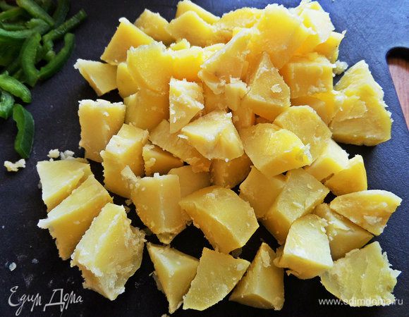 Картофель сваренный делим на меньшие кусочки для удобства.
