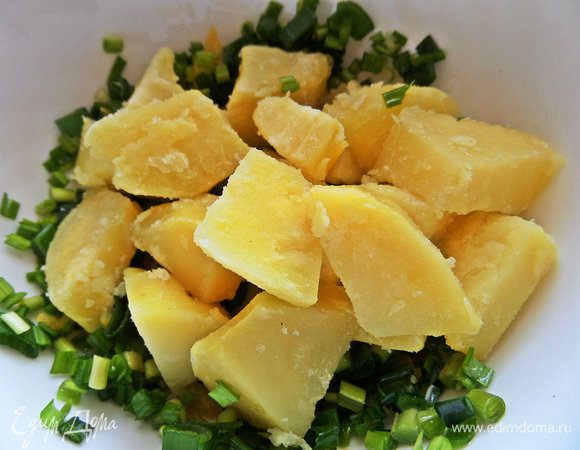 Соединяем с заправкой и зеленью.