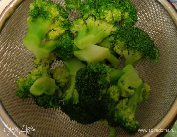 Замороженную капусту разморозить и слегка отварить. Откинуть на сито, дать стечь всей воде.