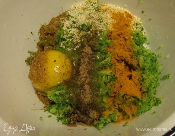 Добавить яйцо, кунжут, соль, перец и любимые специи. Перемешать и всыпать горсть муки. Получится мягкое "тесто".
