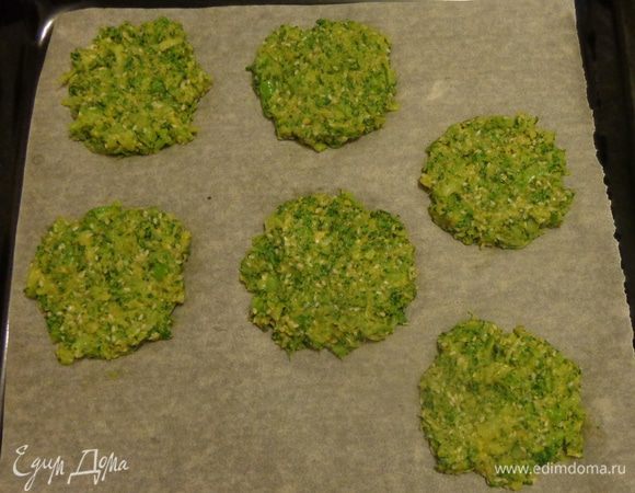 Ложкой выложить капустную смесь на пергамент и печь при 180°C до полуготовности минут 10.