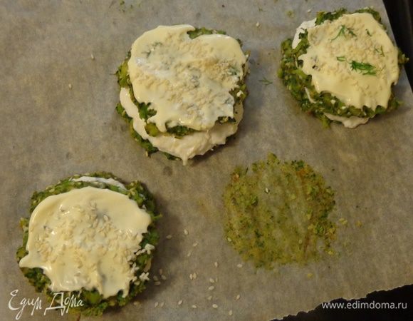 Снять с пергамента половину заготовок. На оставшиеся половинки выложить начинку и прикрыть снятыми заготовками. Смазать майонезом, присыпать кунжутом и печь до готовности.