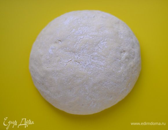 В теплое молоко добавить дрожжи сухие быстродействующие для сдобы, щепотку соли, чайную ложку сахара, перемешать, дать дрожжам активироваться. Соединить "ожившую" опару, желток, сметану, растопленное сливочное масло (40 г). Небольшими порциями добавлять муку (может уйти чуть меньше или чуть больше, не нужно тесто забивать мукой). Замесить тесто (не менее 10 мин). Оно должно быть эластичным, не прилипать к рукам. Тесто переложить в объемную емкость, накрыть пищ. пленкой и дать подойти в теплом месте (30-35°C) 1,5 часа.