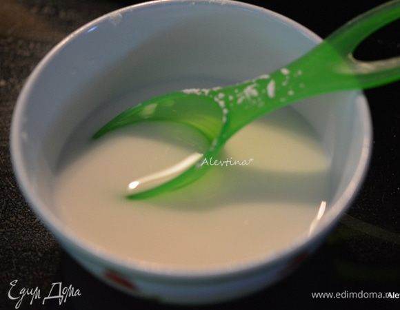 Смешать 1/4 стакана воды с 1 ст.л. крахмала.
Палочки деревянные для кебаба замочить на 30 мин.