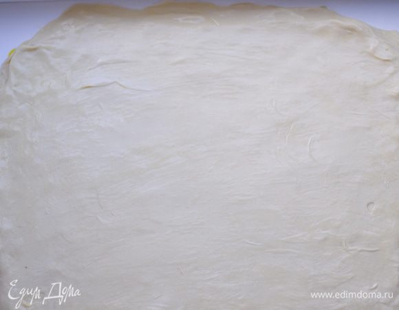 Далее раскатываем каждую заготовку в тонкий пласт. Чем тоньше, тем лучше. В идеале раскатанное тесто почти прозрачное. Каждый пласт смазываем растопленным сливочным маслом (примерно 60 г на все слои, может уйти чуть меньше, не нужно смазывать обильно), кладем сверху следующий пласт, обмазываем и так далее. Последний пласт смазывать не нужно.