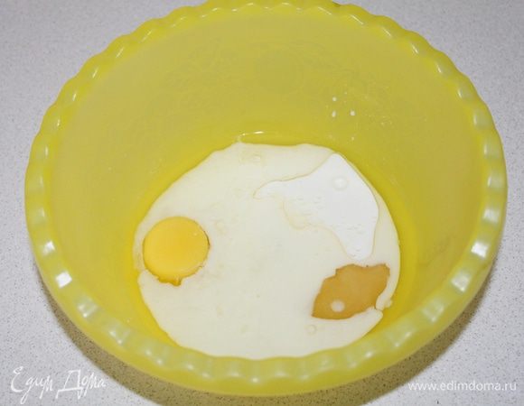 Смешать до однородной массы яйца, соль, соду, растительное масло, мед и кефир.