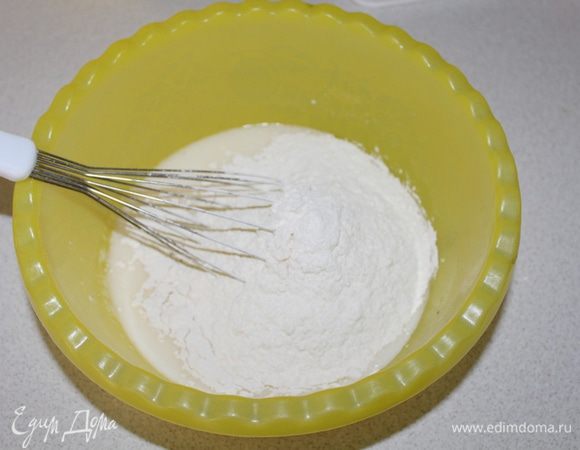 Постепенно всыпать муку с разрыхлителем (возможно муки немного останется), хорошенько вымешивая.