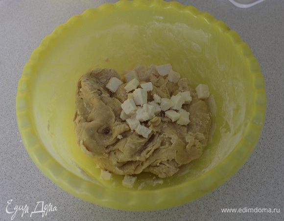 В готовое тесто добавить нарезанную мелкими кубиками брынзу, твердый сыр (или любой другой сыр).
