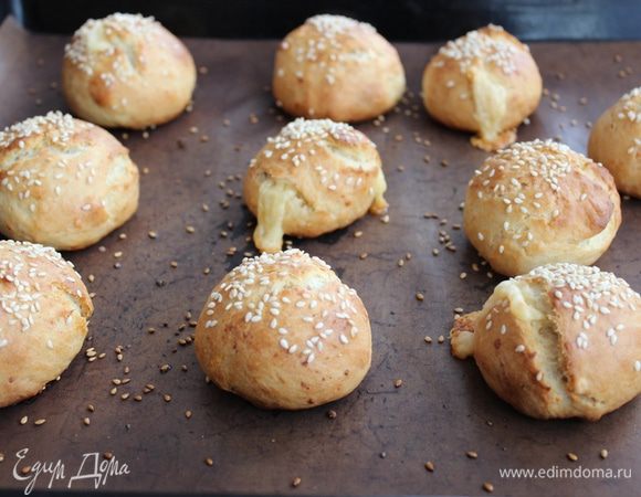 Выложенные булочки смазываем молоком, посыпаем кунжутом и отправляем запекаться в духовку, при 180°C на 20-25 минут, пока не появится золотистая корочка.