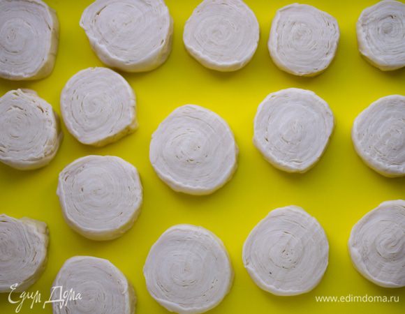 Рулет порезать на равные сегменты шириной 1,5 -2 см.