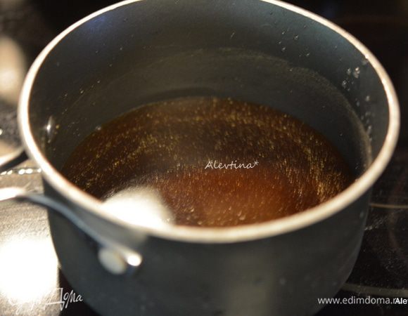 В небольшой кастрюле смешать 1 стакан воды, остальные ингредиенты для маринада. Корень имбиря молотый или свежий. Варить все помешивая, довести до кипения. Добавить крахмальную смесь и варить помешивая 2 мин.
Дать остыть при комнатной температуре.