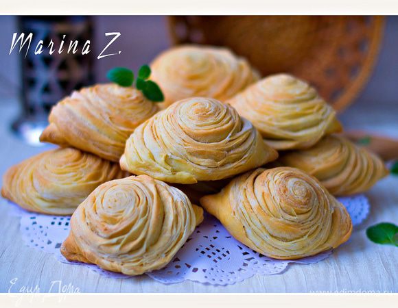 Заготовки выложить на противень. Выпекать при 170°C около 30 минут. Бадамбура не должна быть золотистого цвета, она должна быть белой. Я выпекала до слегка золотистого цвета, чтобы быть уверенной, что все пропеклось и сверху была хрустящая корочка. Готовую бадамбура посыпать сахарной пудрой.