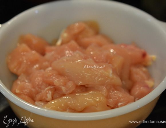 Куриные грудки нарезать крупно кубиками.