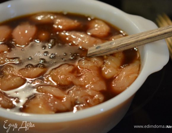 Залить маринадом куриные грудки и дать мариноваться 30 минут или на ночь.