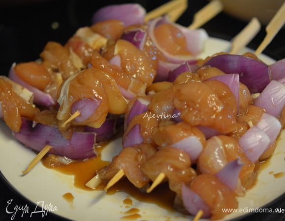 Лук красный нарезать крупно. Нанизывать куриные грудки чередуя с луком.