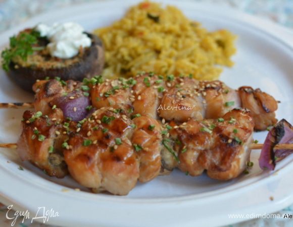 Подаем куриный кебаб, посыпав зеленым луком и кунжутным семенем. Приятного аппетита.