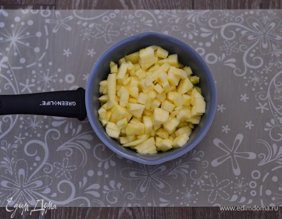 Готовим начинку. Яблоки очистить, нарезать на небольшие кубики, засыпать сахаром. Дать постоять минут 10, чтобы яблоки дали сок. Вынуть семена из коробочек кардамона, измельчить в ступке, добавить в яблоки.